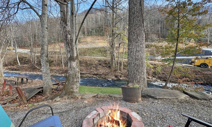Maggie Valley Cabin | The Jeffery House-Creekside!