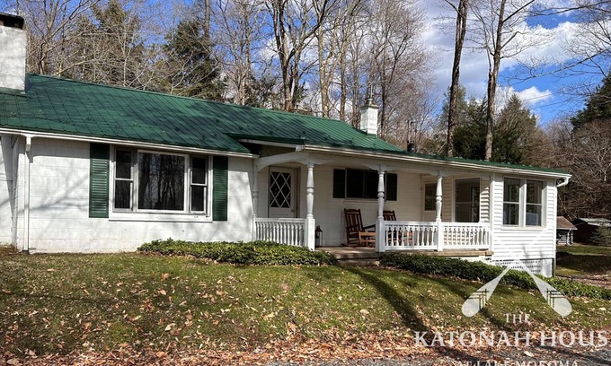 Laporte Cottage | The Katonah House at Lake Mokoma - Pet Friendly with Lake, Beach, & Boat Access.