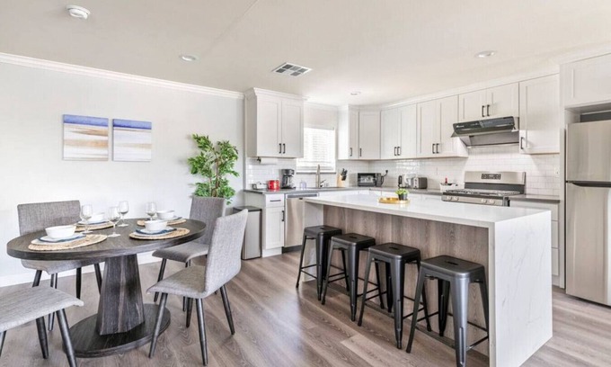 South San Gabriel House | The LA Marvel: 2-Bedroom Enchantment - Lightning-Fast Internet, Central AC, and LA's Wonders Within Reach.
