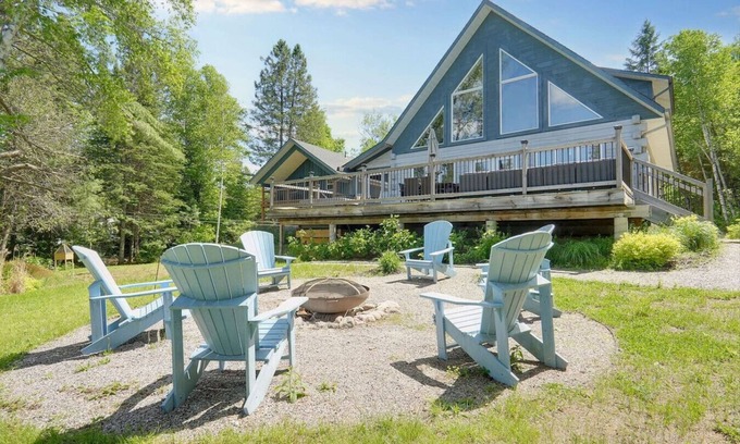 Pontiac House | The Lake Escape - Waterfront, Hot tub, Sleeps 14!