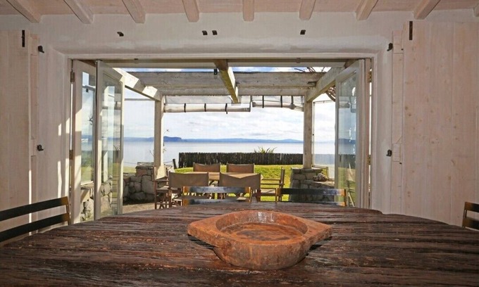 Hatepe House | 'The Lake House', Spacious Family Waterfront