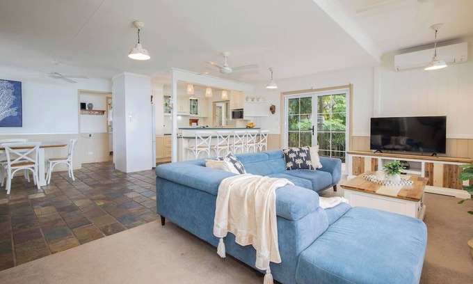 Tuggerawong House | The Lake House Waterfront Haven with Granny Flat