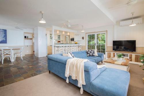 Tuggerawong House | The Lake House - Waterfront Haven with Granny Flat