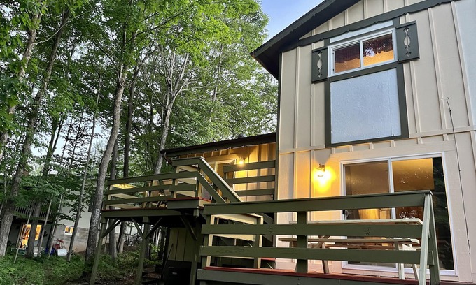 Hurley House | THE LAKESIDE EAGLE'S NEST NEAR THE TRAIL