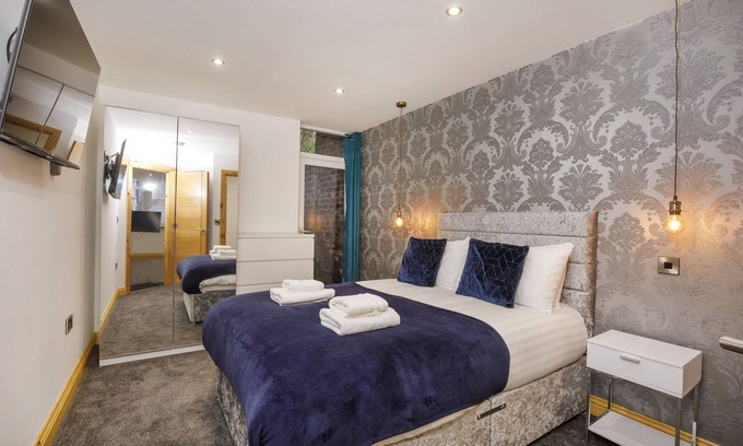 York Cottage | The Lawrence Apartments - Apartment 1 - sleeps 4 guests in 2 bedrooms