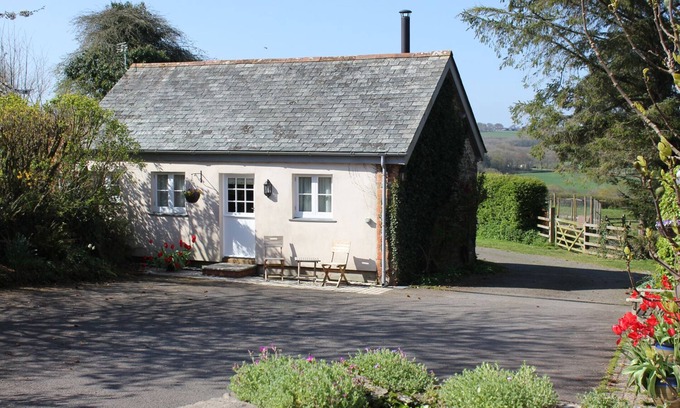 Littleham Cottage | THE LINNEY, pet friendly, with open fire in Littleham, North Devon