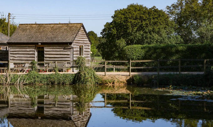 New Forest District Cottage | THE LITTLE GRANARY, pet friendly in Fordingbridge