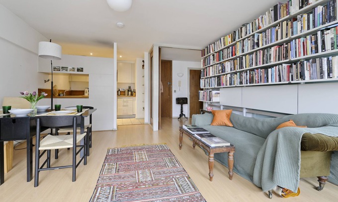 Finsbury Apartment | The Little Library - One Bedroom Apartment, Sleeps 2