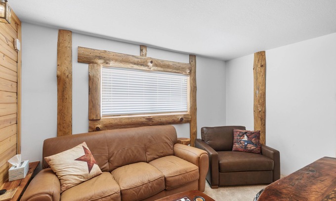 Enterprise Apartment | "The Lodge"- APT w/Loft Bedroom, Walnut Bar, Quiet Setting, Covered Parking