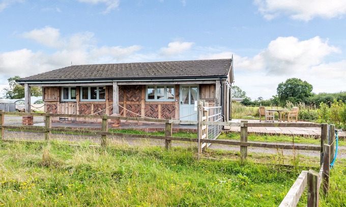 Chorlton-by-Backford Cottage | THE LODGE, luxury holiday cottage, with a garden in Chester