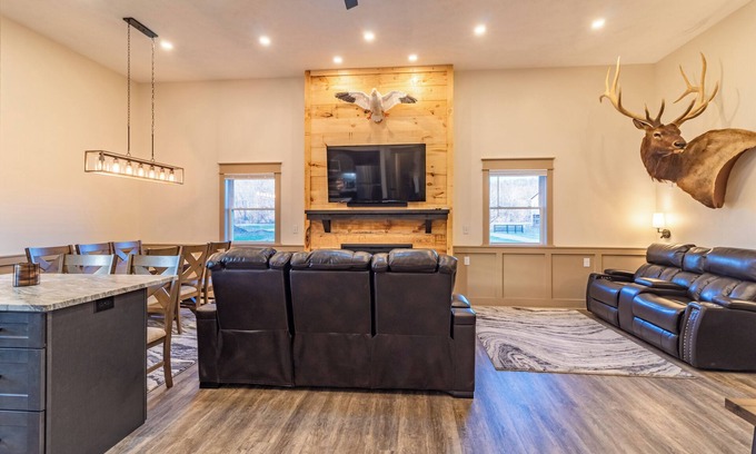 Blue Creek House | “The” Lodge of Adams County is a Charming 2-bedroom house in Blue Creek with AC