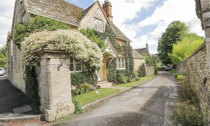 Coln St Aldwyns Cottage | THE LODGE, pet friendly, character holiday cottage in Coln St Aldwyns
