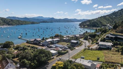 Waikawa Bay House | The Lodge - Picton Holiday Home