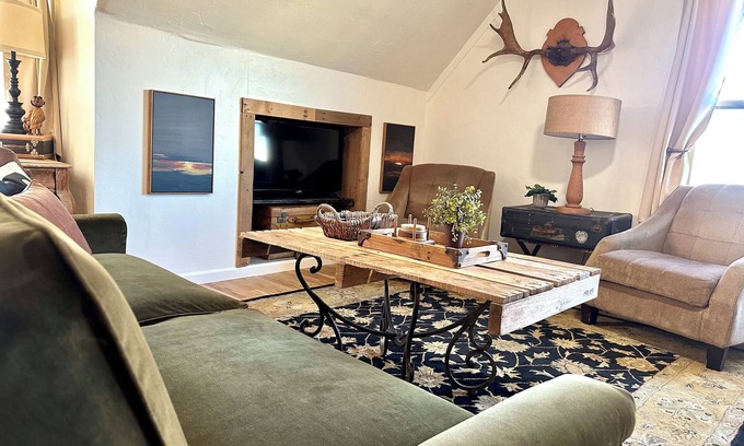 Burley Apartment | “𝚃𝚑𝚎 𝙻𝚘𝚏𝚝“ in Burley. Quiet and Reliable Wifi. Suite #3