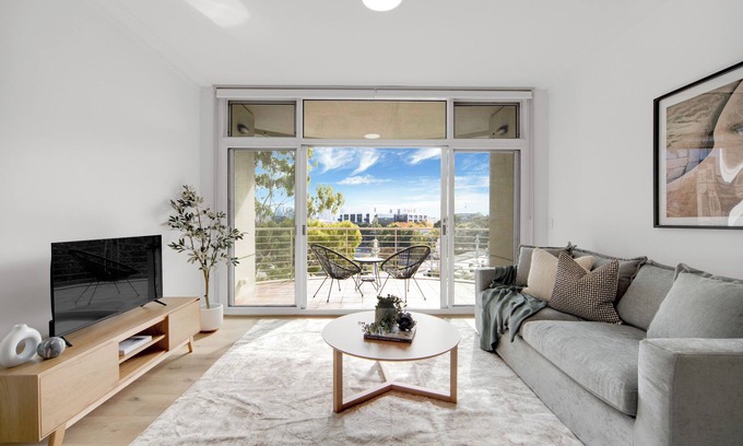 Cremorne Apartment | The Lookout - City and Rivers Views - by Ready Set Stay