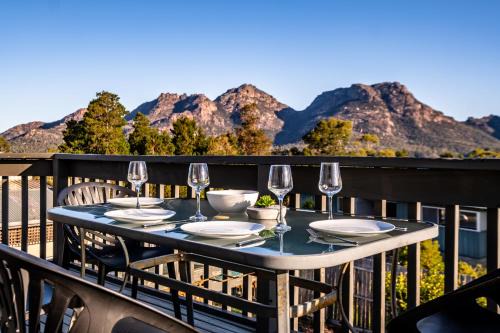 Coles Bay House | The Lookout ~ Large family house with views