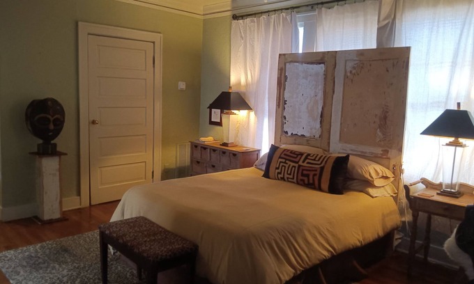 Memphis Apartment | THE LOVE SHACK LARGE MIDTOWN VIBE WITH BIG MONTHLY SAVINGS
