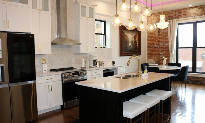 Metropolis Apartment | The Luxe High Roller! 2 bed apt in Metropolis near Harrah's Casino! Pet friendly
