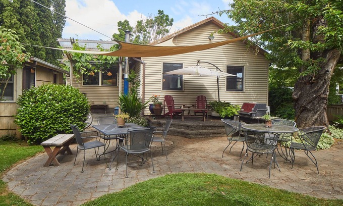 Overlook House | The Madrona House!nFreshly renovated bungalow/detached studio/office space.