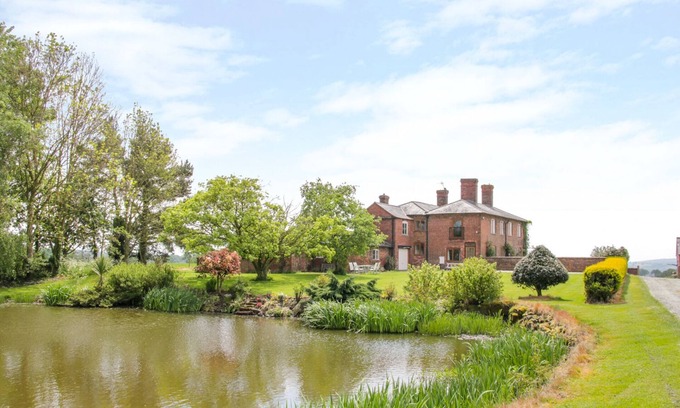 Loppington Cottage | THE MANOR HOUSE AT KENWICK LODGE, family friendly in Cockshutt