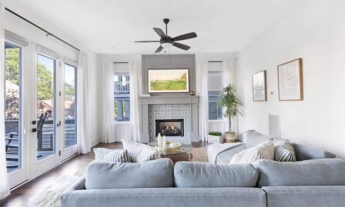 Hope Gardens House | The Maple House - Huge Backyard + Mins to Broadway!