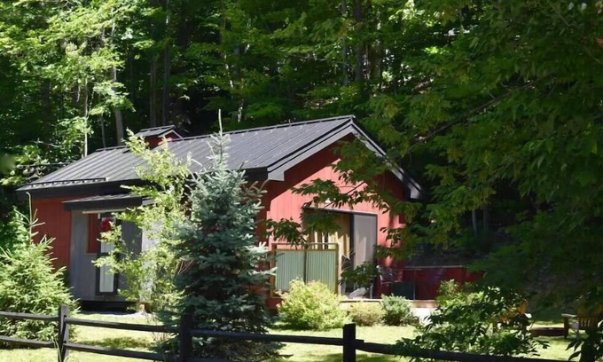 West Hartford Cabin | “The Maple Moose”, modern cabin in Quechee, near Woodstock