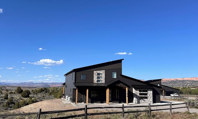 Hatch Cabin | The Meadow - Scenic US-89, Zion & Bryce Canyon, Hot Tub, Starry Nights, Views