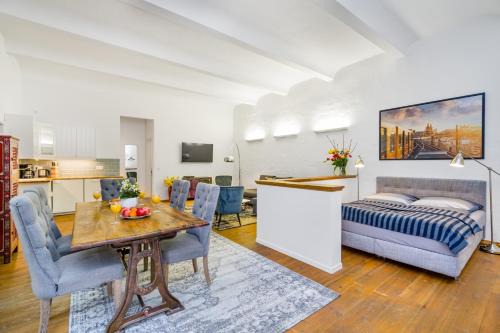 Mitte Apartment | The Melchior, Luxury Industry Loft in Mitte, group & family friendly, 2 bath rooms, big dining table, ideal for 4 - 6 Guests