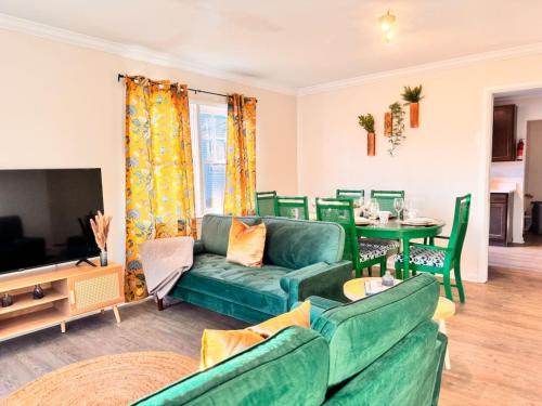 Ann Arbor House | The Michigan Green Suite near the BIG HOUSE