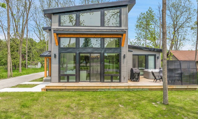Port Sanilac House | The Modern Glass Haus - Main St - DT Port Sanilac, walkable, hot tub open!
