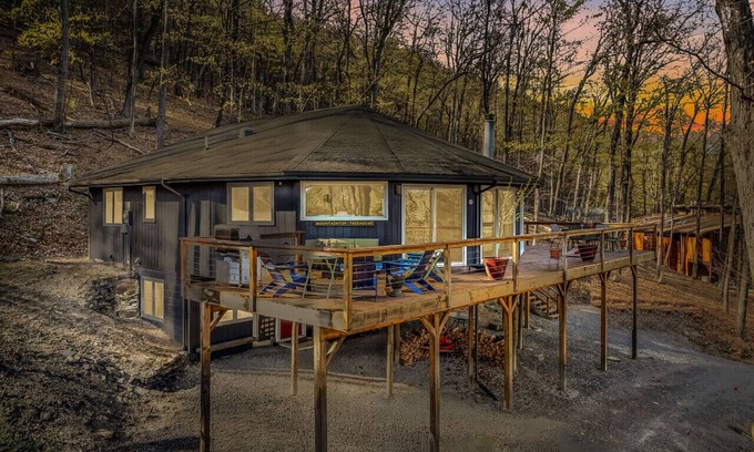Berkeley Springs House | The Mountaintop Treehouse | Wifi | Game room | Fire Ring | BBQ Grill | Deck View