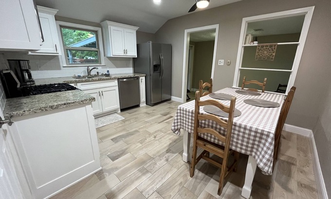 Groves House | The Nest - centrally located - 2 bed/1 bath home