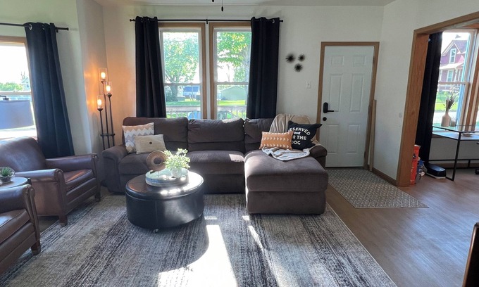 Belle Plaine House | The Nest is a newly updated home. Close to park and restaurants. Pet friendly!