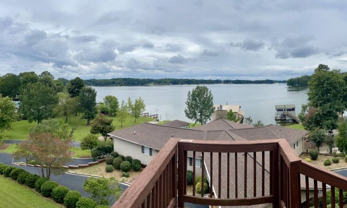 Leesburg Cottage | The Nest on Weiss-Perfect for Families and Friends