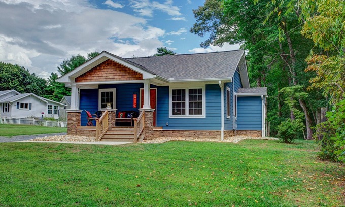 Oakley House | The Oakley House | Quaint, Cabin-Themed Home in Asheville | Close to the Biltmore Estate