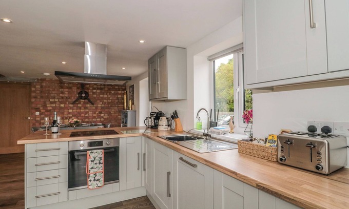Middlezoy Cottage | The Old Ambulance House