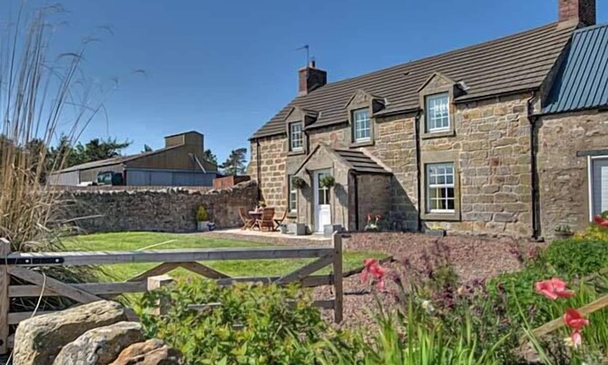 Berwick-upon-Tweed Cottage | THE OLD FARMHOUSE, family friendly, luxury holiday cottage in Lowick