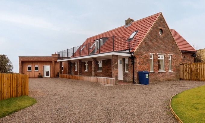 Briggswath House | THE OLD GUARD HOUSE, pet friendly, luxury holiday cottage in Whitby