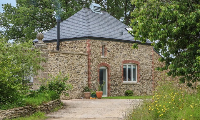 Broadwoodkelly Cottage | THE OLD LAUNDRY, pet friendly, with open fire in North Tawton
