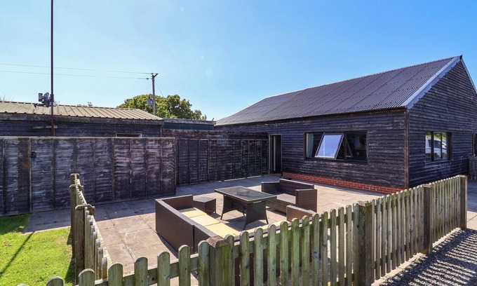 Overton-on-dee Cottage | THE OLD NURSERY, family friendly, with a garden in Bangor-On-Dee