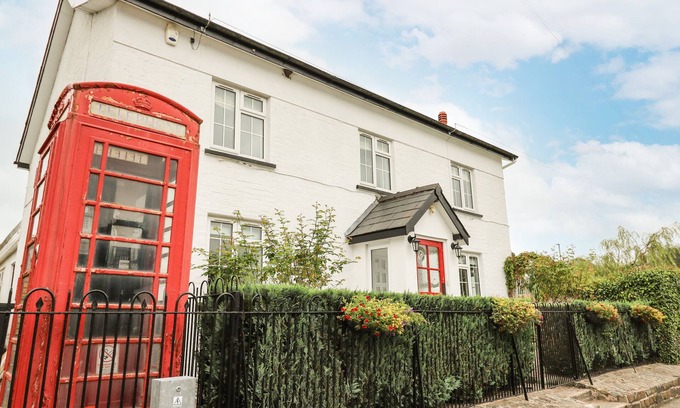 Penybont Cottage | THE OLD POST OFFICE, pet friendly, with hot tub in Llandrindod Wells