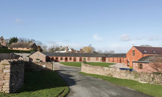 Alberbury Cottage | THE OLD SHEEP SHED, family friendly, with hot tub in Alberbury