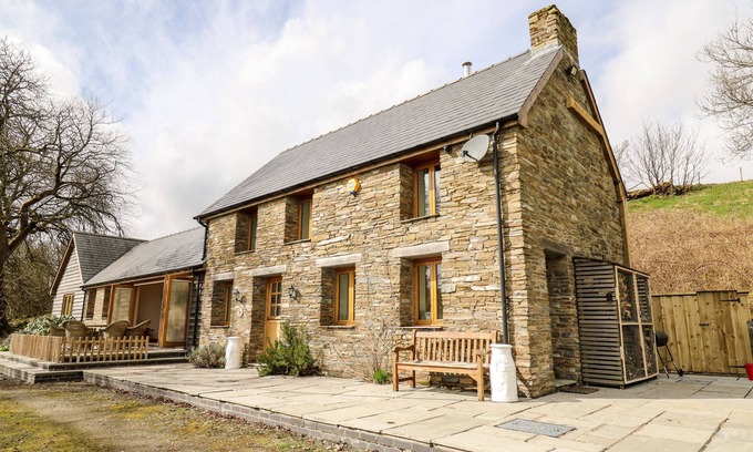 Llangunllo Cottage | THE ORCHARD, pet friendly, luxury holiday cottage in Knighton