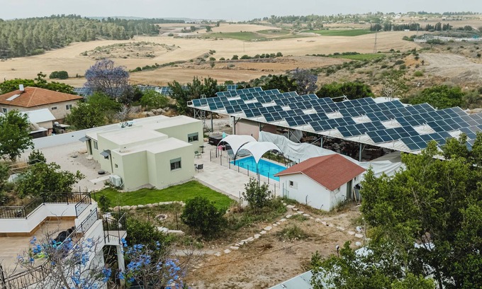 Kefar Uriyya Bed & Breakfast | The Organic Courtyard in Kefar Uriya a vacation suite with AC, pool and jacuzi