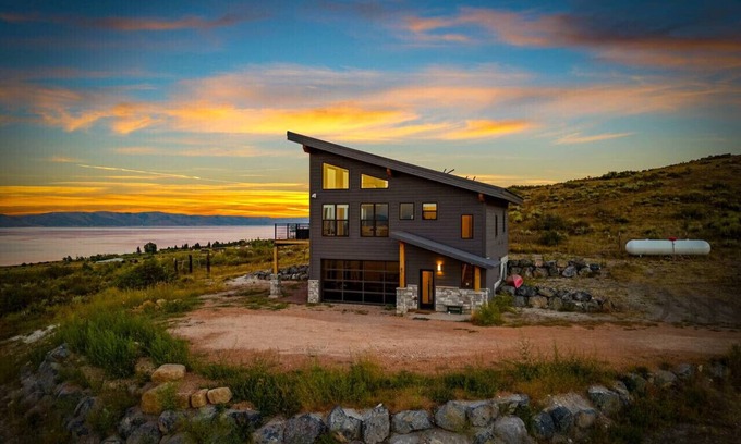 Fish Haven House | The Overlook | BBQ + Stunning Lake Views + Games