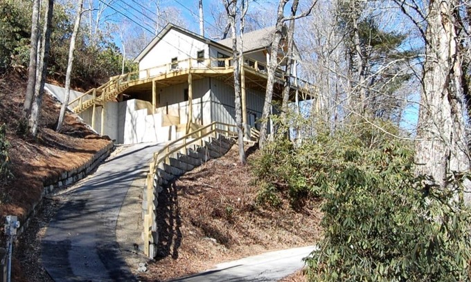 Mirror Lake House | The Owlery, Walk to Town