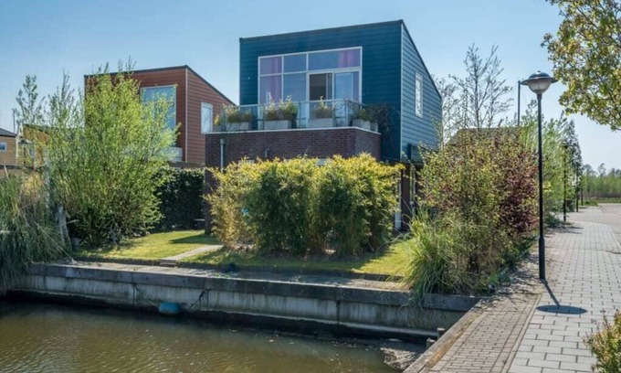 Oude-Tonge House | The owner's artistic streak is reflected in the interior and garden of this detached island home. Ev