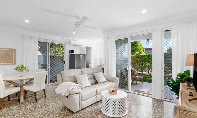 Ascot Apartment | The Palm Home /secure courtyard & pet friendly