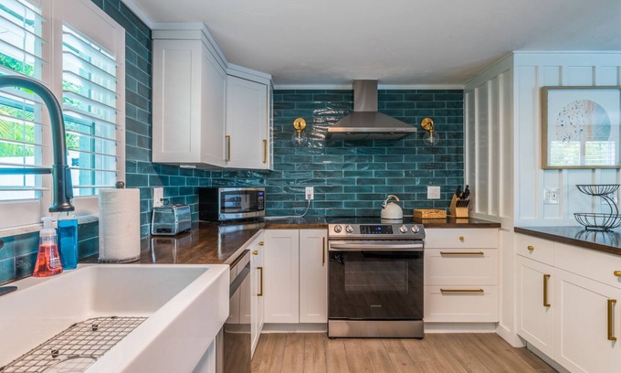 Arlington Park House | 🌴The Palm & Pine🌴 Newly renovated bungalow near downtown and beaches!