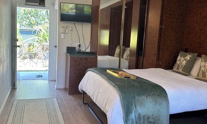 Mooroobool Apartment | The Palm Unit Studio with aircon, Wi-Fi and Netflix